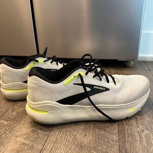 Brooks Ghost Max - Grey, Black & Sharp Green - Size 13